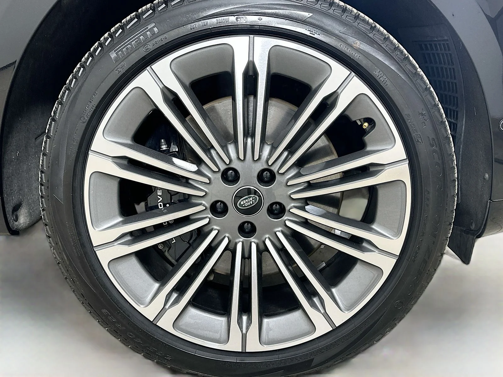Used 2024  Land Rover  image 10