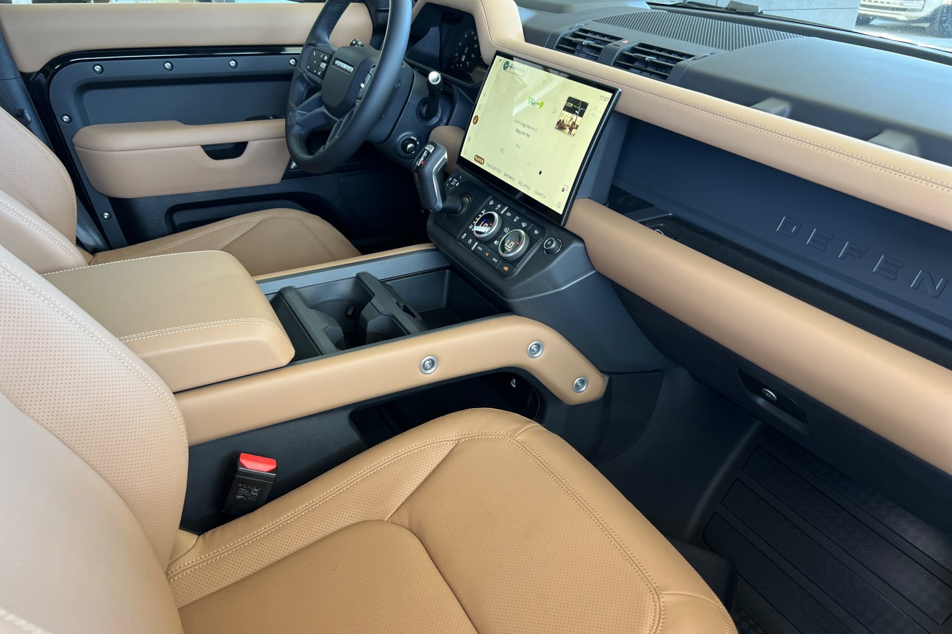 New 2026 Santorini Black Land Rover X-Dynamic SE image 19