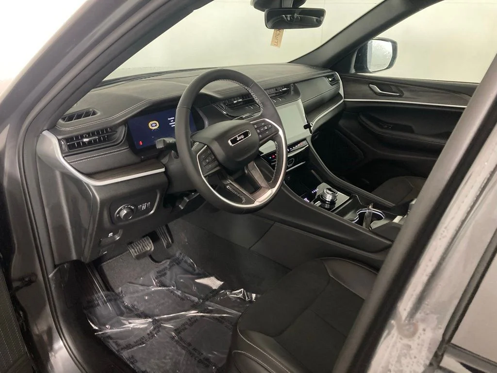 New 2026 Baltic Gray Metallic Clear-Coat Exterior Paint Jeep Altitude image 12