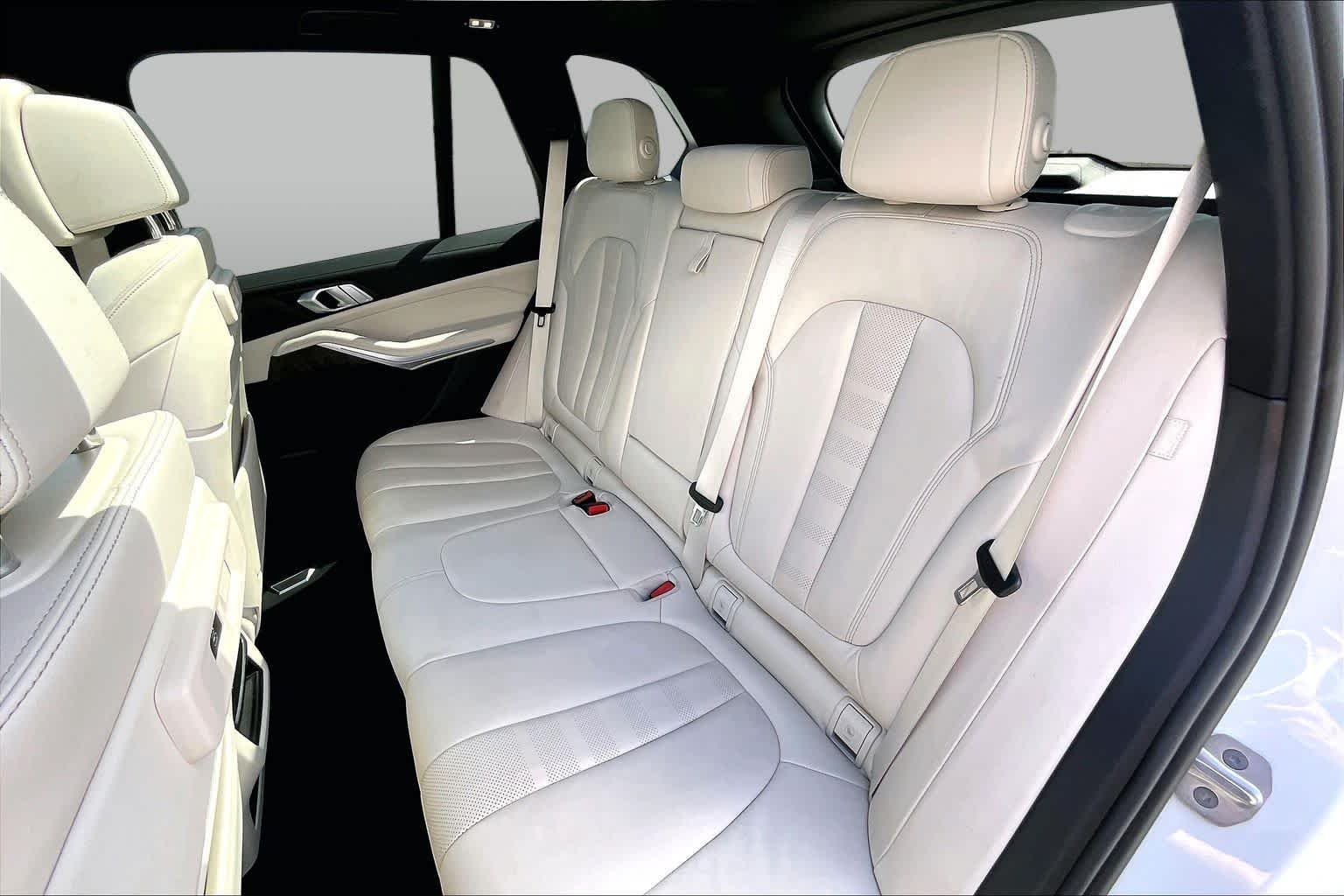 Used 2022 Mineral White Metallic BMW xDrive40i image 21