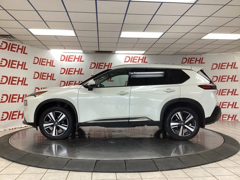 Used 2021 White Nissan SL image 4
