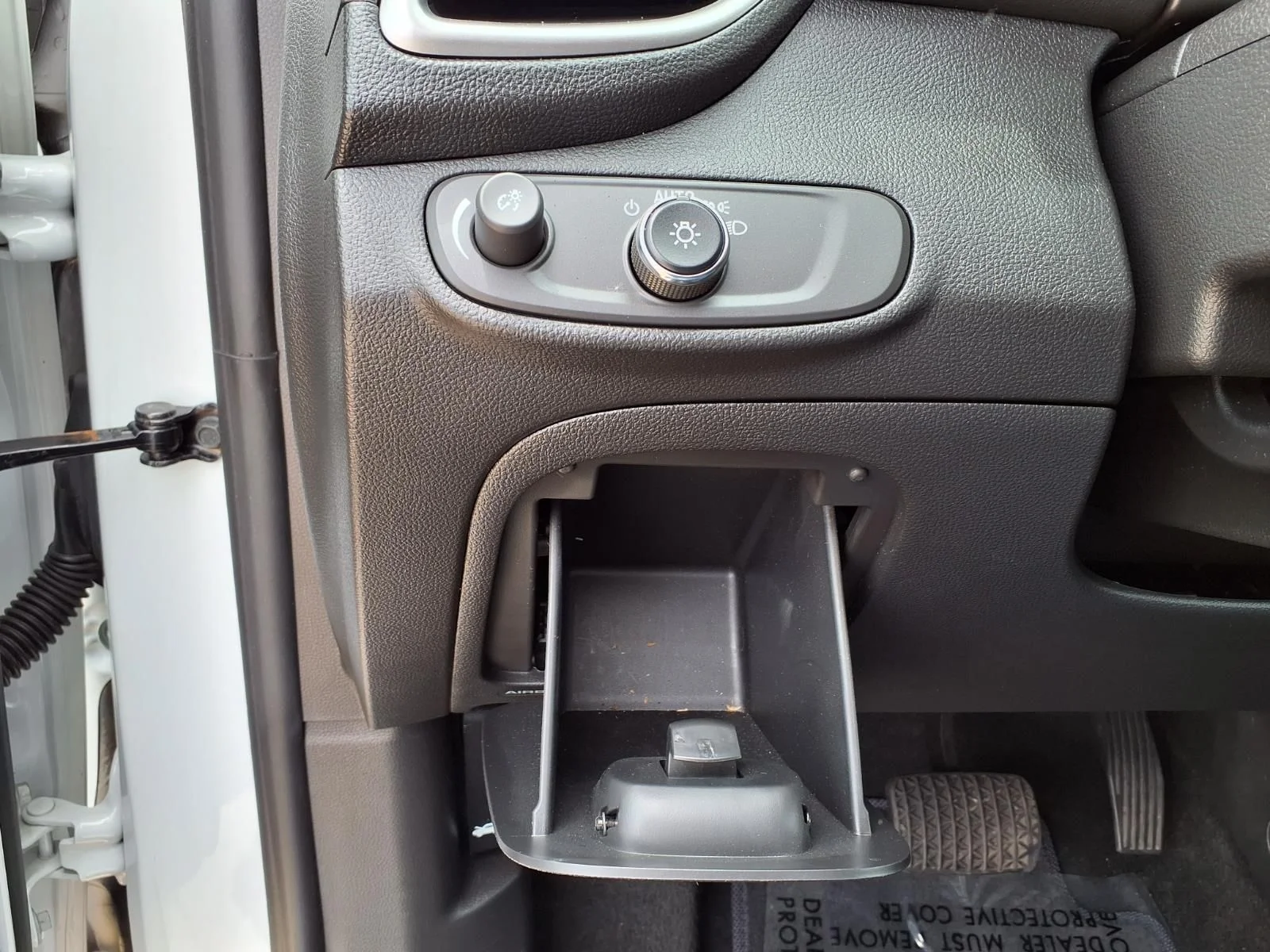 Used 2022 White Chevrolet LS image 21