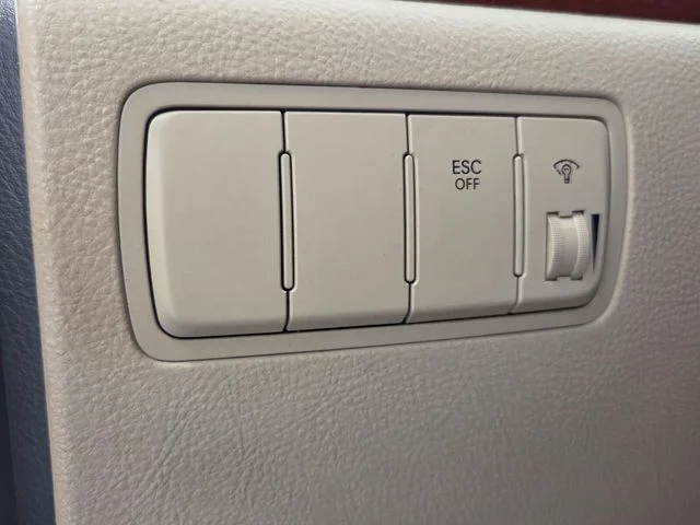 Used 2014 White Hyundai 3.8 image 28