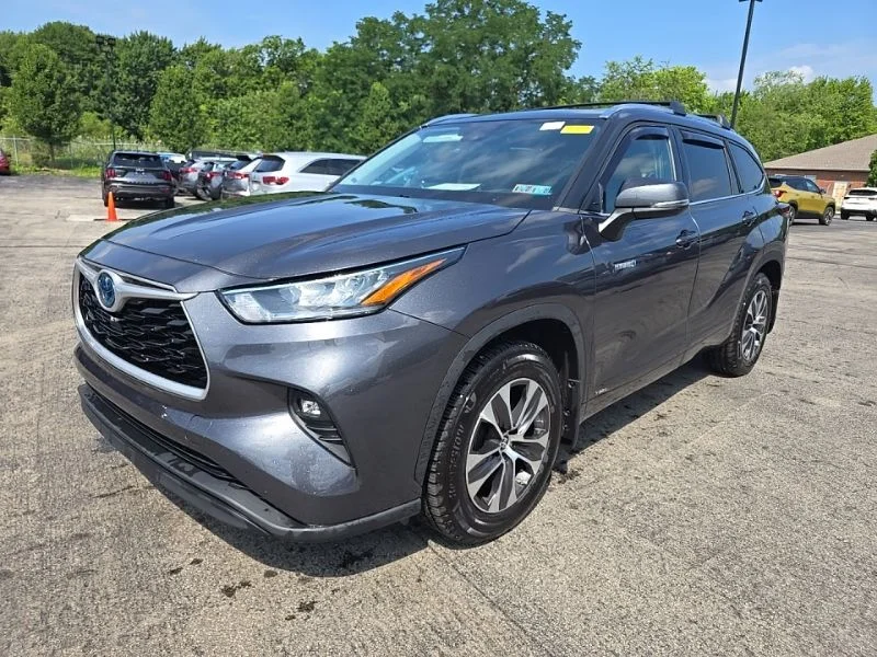 Used 2020 Gray Toyota XLE image 3