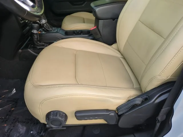 Used 2019 White Jeep Unlimited Sahara image 17