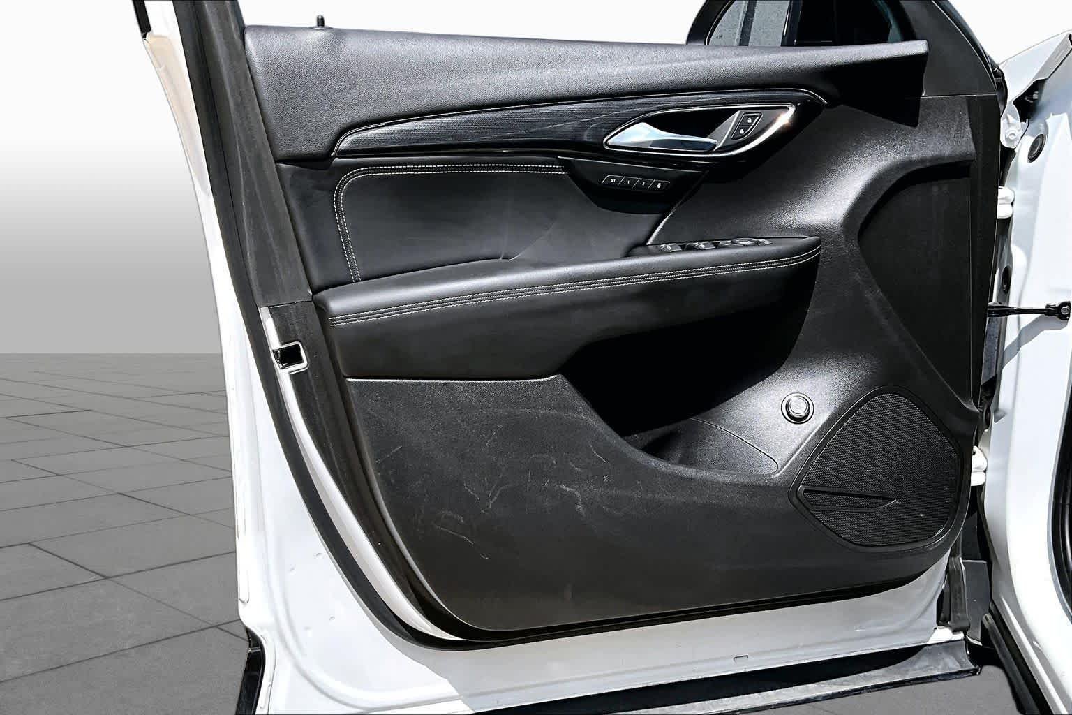 Used 2023 Summit White Buick Essence image 21