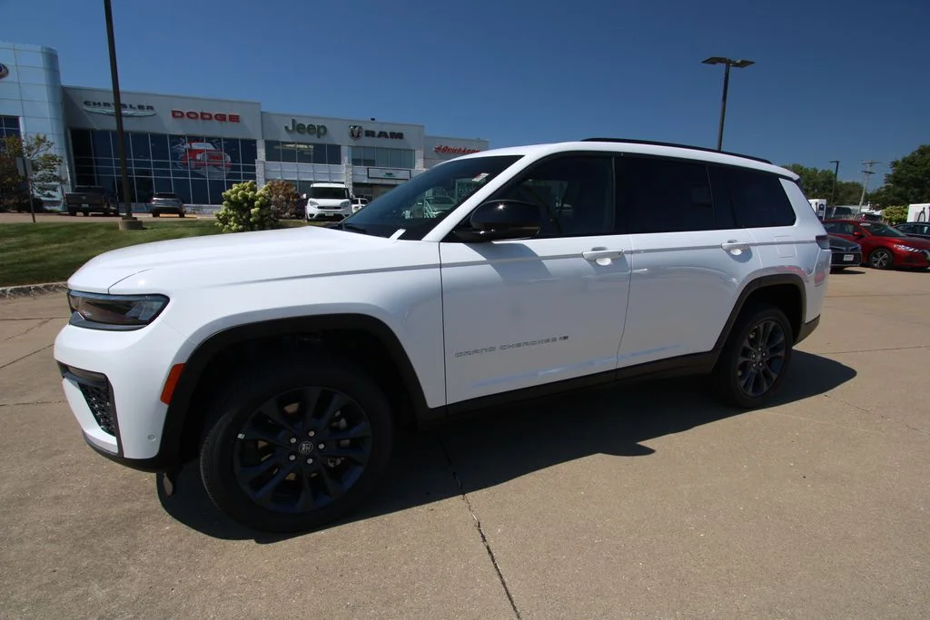New 2026 Bright White Clear-Coat Exterior Paint Jeep Limited image 18