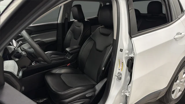 Used 2022 Bright White Clearcoat Jeep Latitude image 9