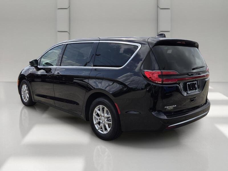 New 2027 Diamond Black Crystal Pearl-Coat Exterior Paint Chrysler SELECT FWD image 3