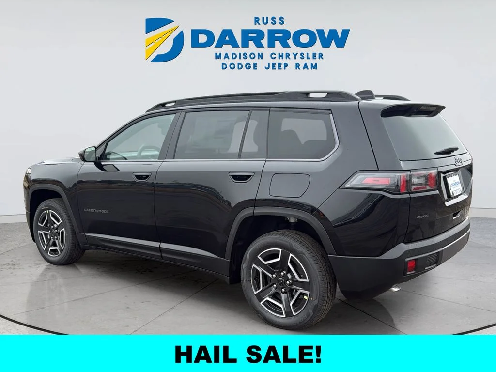 New 2026 Diamond Black Crystal Pearl-Coat Exterior Paint Jeep Laredo image 3