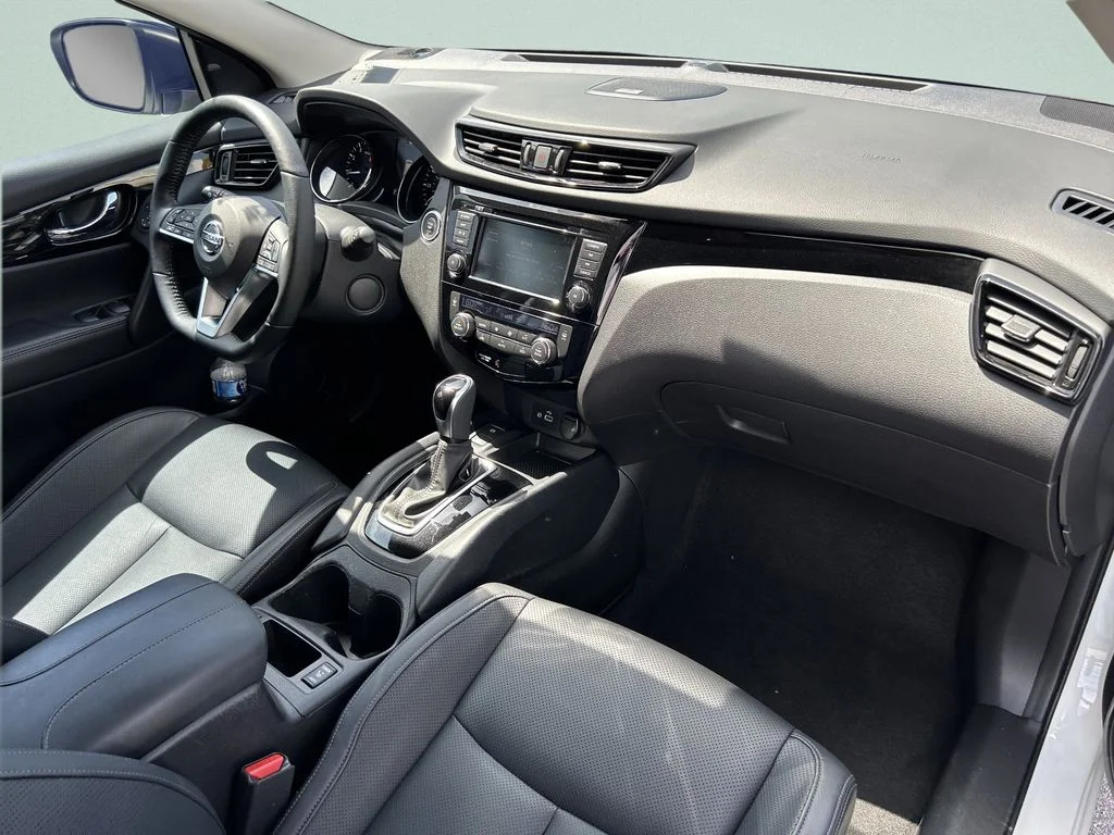 Used 2021 White Nissan SL image 16