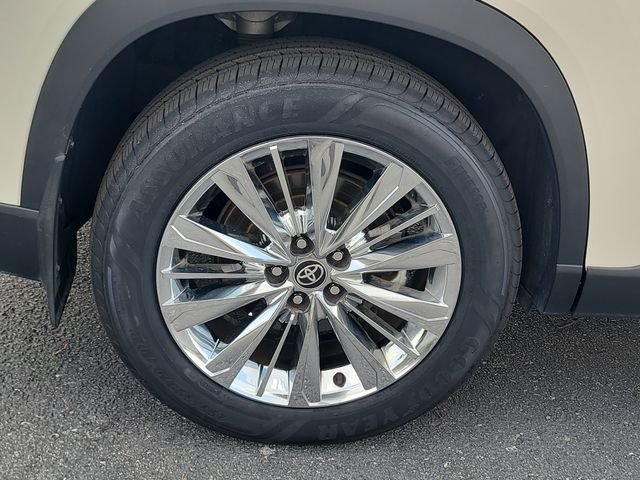 Used 2024 White Toyota Platinum image 8