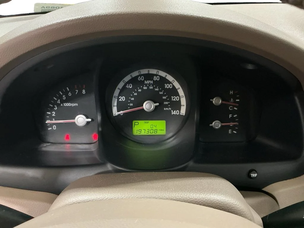 Used 2005 White Kia EX image 14