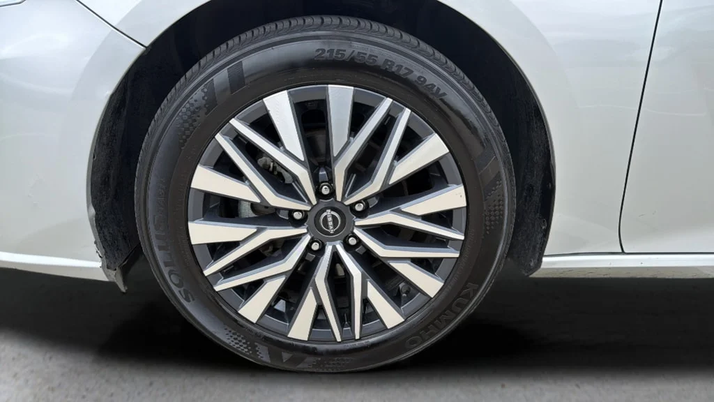 Used 2024 Brilliant Silver Nissan 2.5 SV image 27
