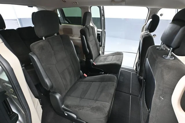 Used 2013 Silver Dodge SXT image 39