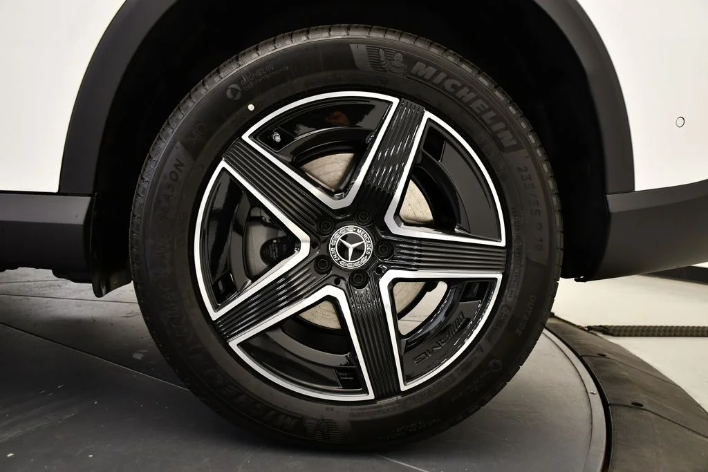 New 2026 Polar White Mercedes-Benz GLC 300 image 14