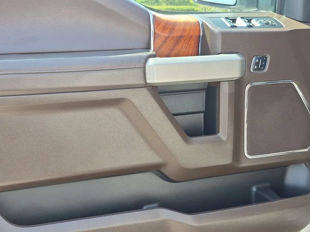 Used 2016  Ford King Ranch image 13