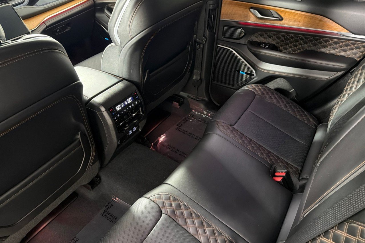 Used 2023 BLACK Jeep Summit Reserve image 11