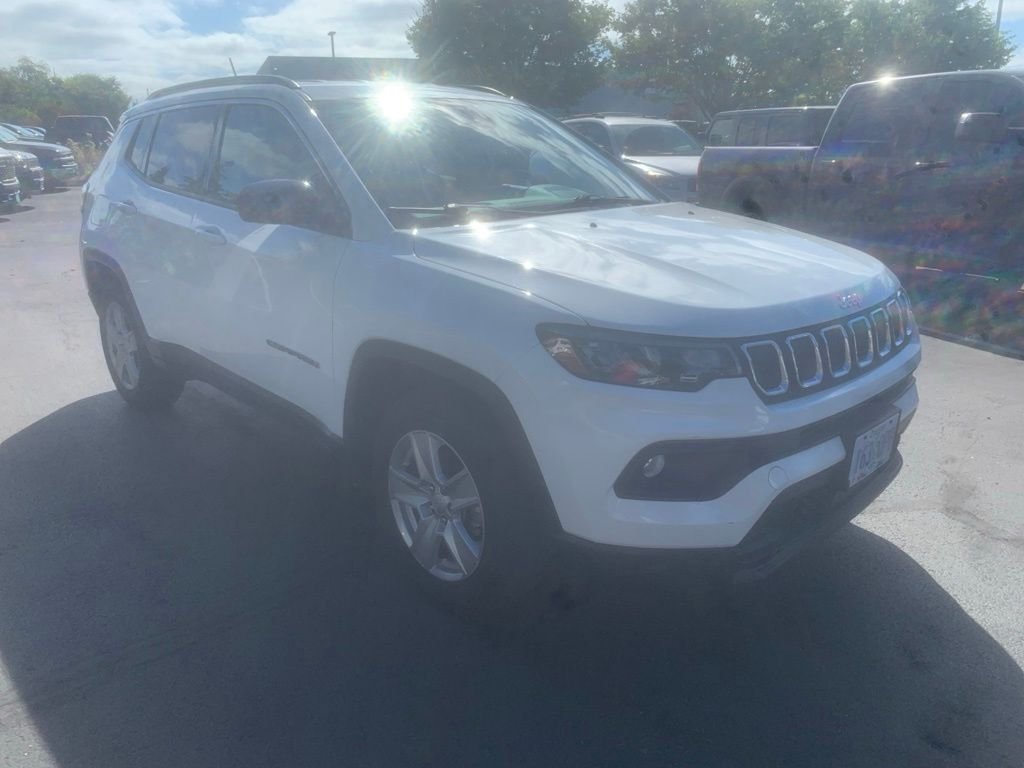 Used 2022 Bright White Clearcoat Jeep Latitude image 5