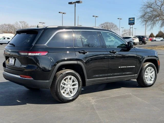 New 2026 Diamond Black Crystal Pearl-Coat Exterior Paint Jeep Laredo X image 7