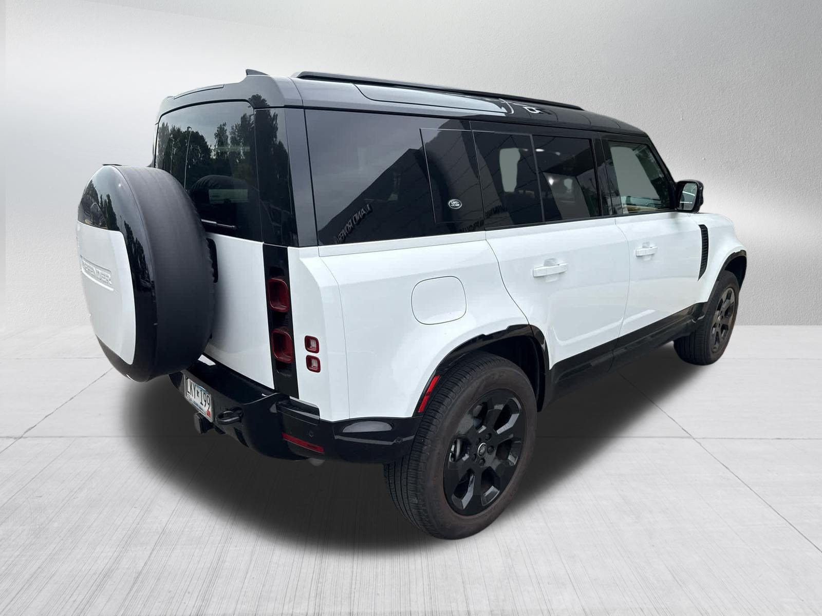 Used 2024 Fuji White Land Rover X-Dynamic SE image 3