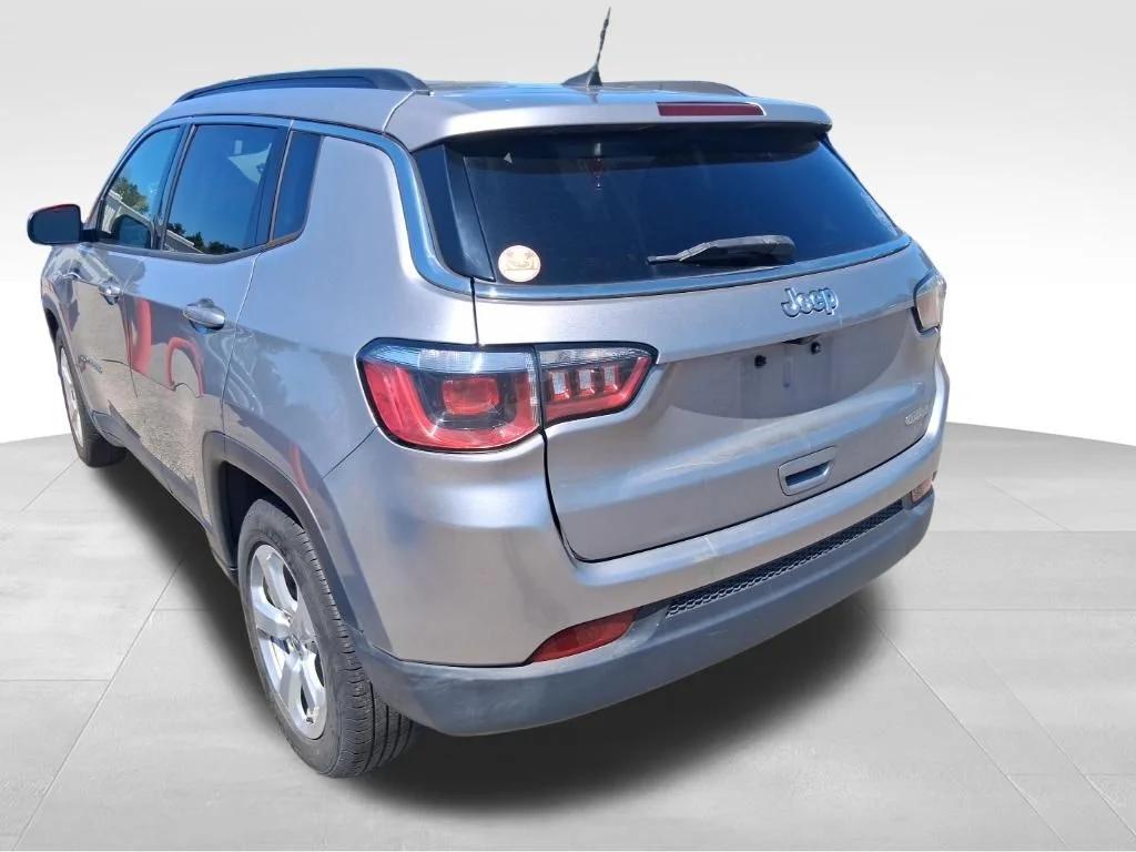 Used 2019 Silver Jeep Latitude image 9