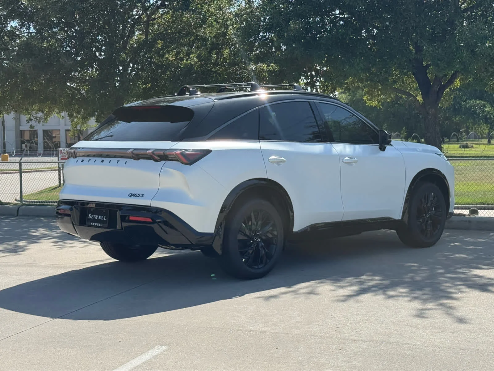 New 2027 2T RAD WHT INFINITI Sport AWD image 3