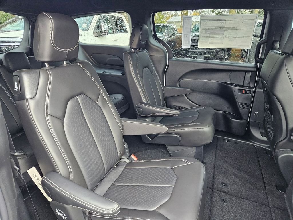 New 2026 Bright White Clear-Coat Exterior Paint Chrysler Select image 19
