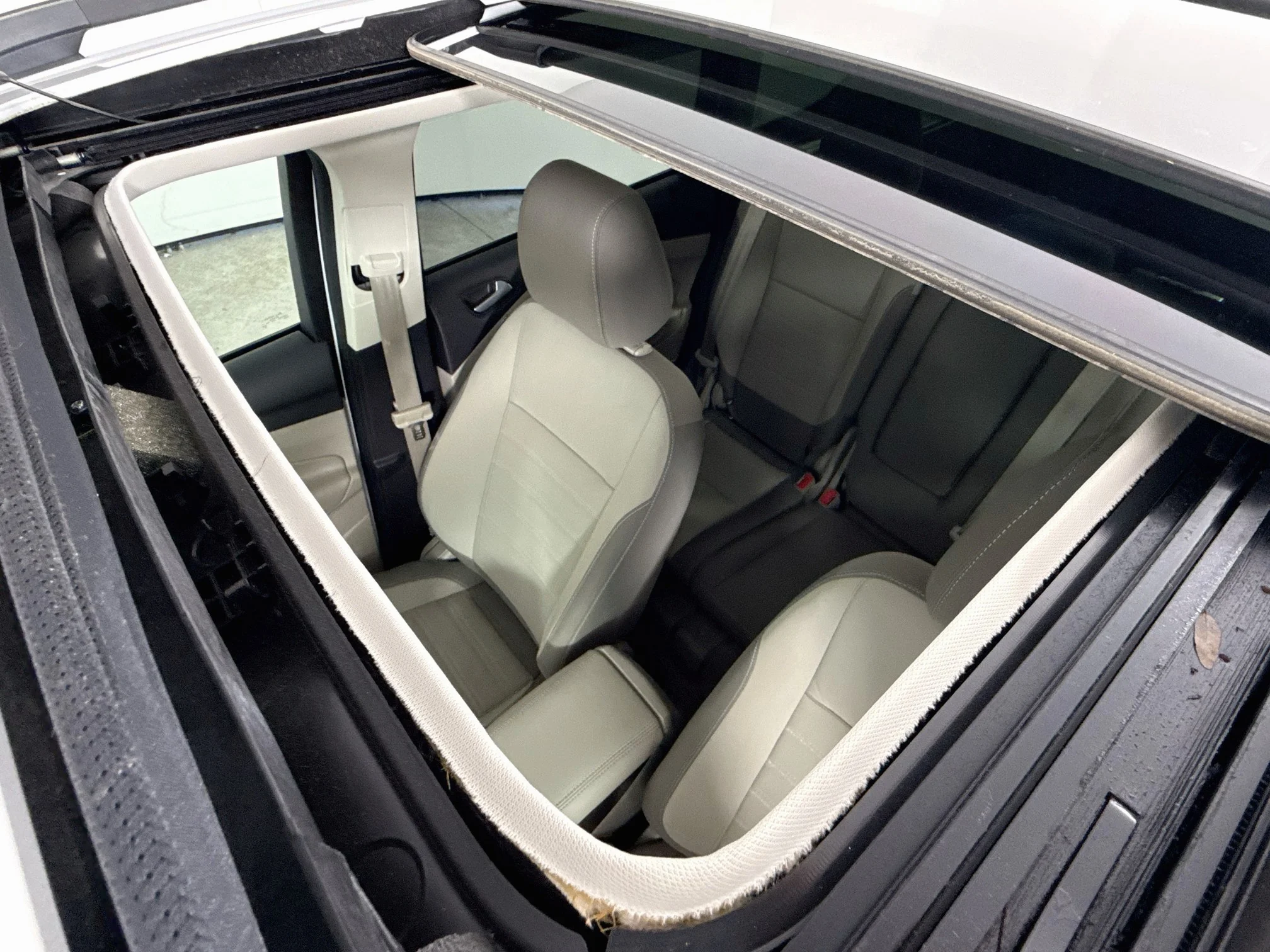Used 2013 Oxford White Ford SE image 3