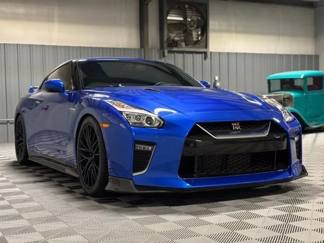 Used 2020 Blue Nissan Premium image 3