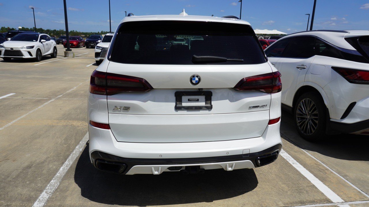 Used 2022 White BMW sDrive40i image 7