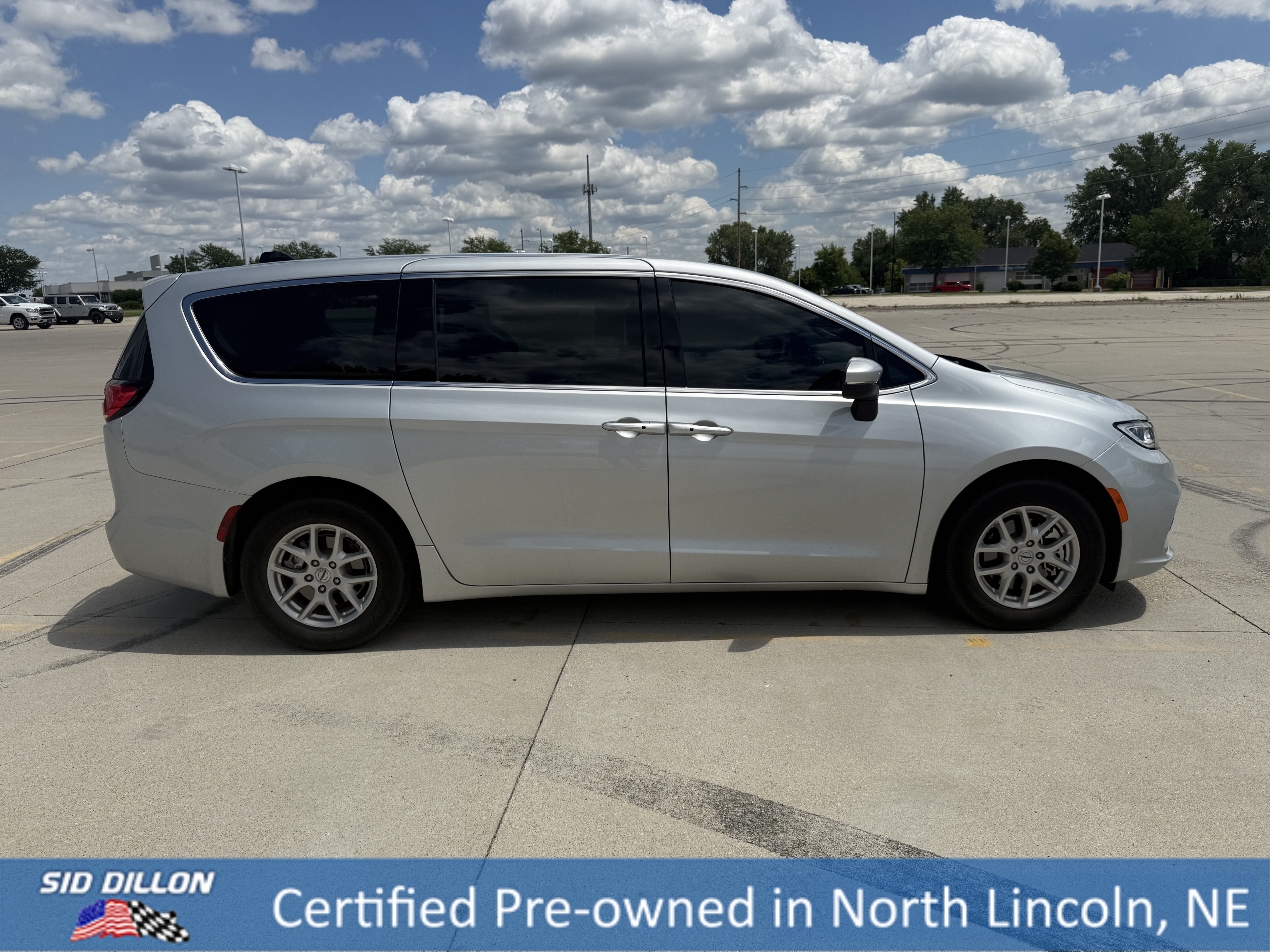 Used 2023 Silver Mist Clearcoat Chrysler Touring L image 3