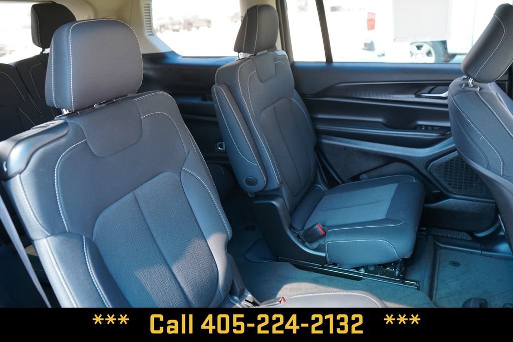 Used 2023  Jeep Laredo image 25