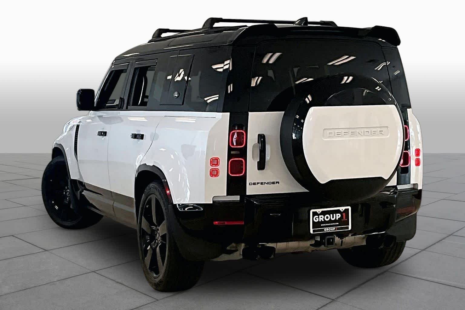 Used 2025 Fuji White Land Rover X-Dynamic SE image 10