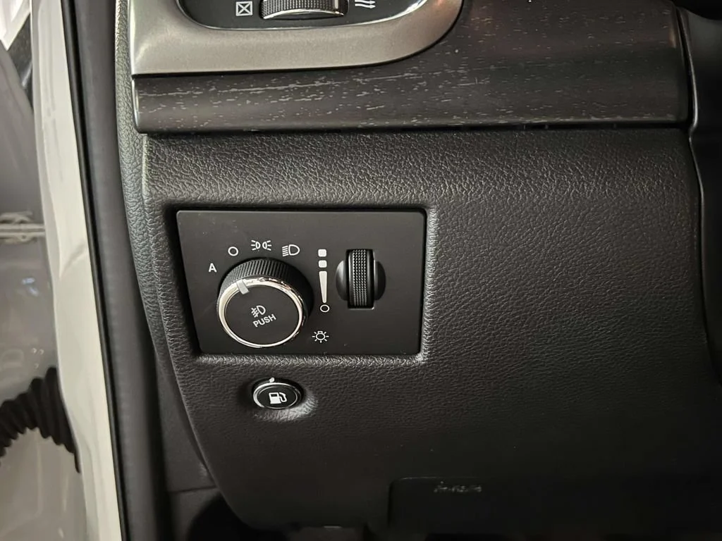 Used 2018 White Jeep Altitude 4x4 image 23