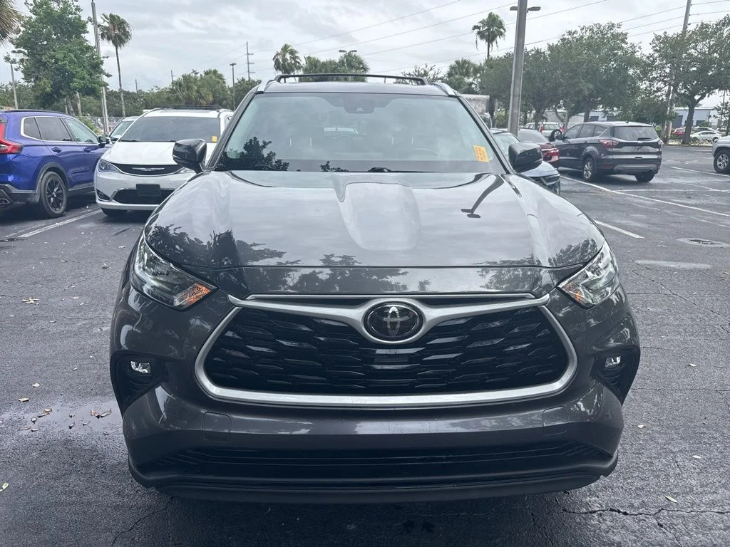 Used 2020 Magnetic Gray Metallic Toyota XLE image 8