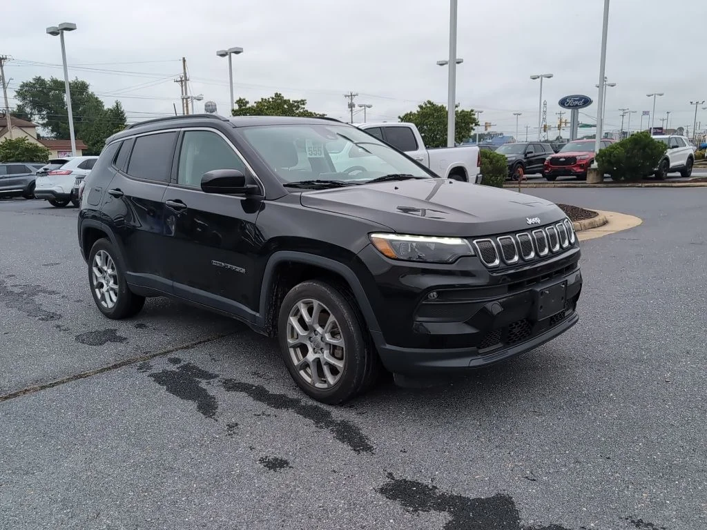 Certified Used 2022 Black Jeep Latitude Lux image 3