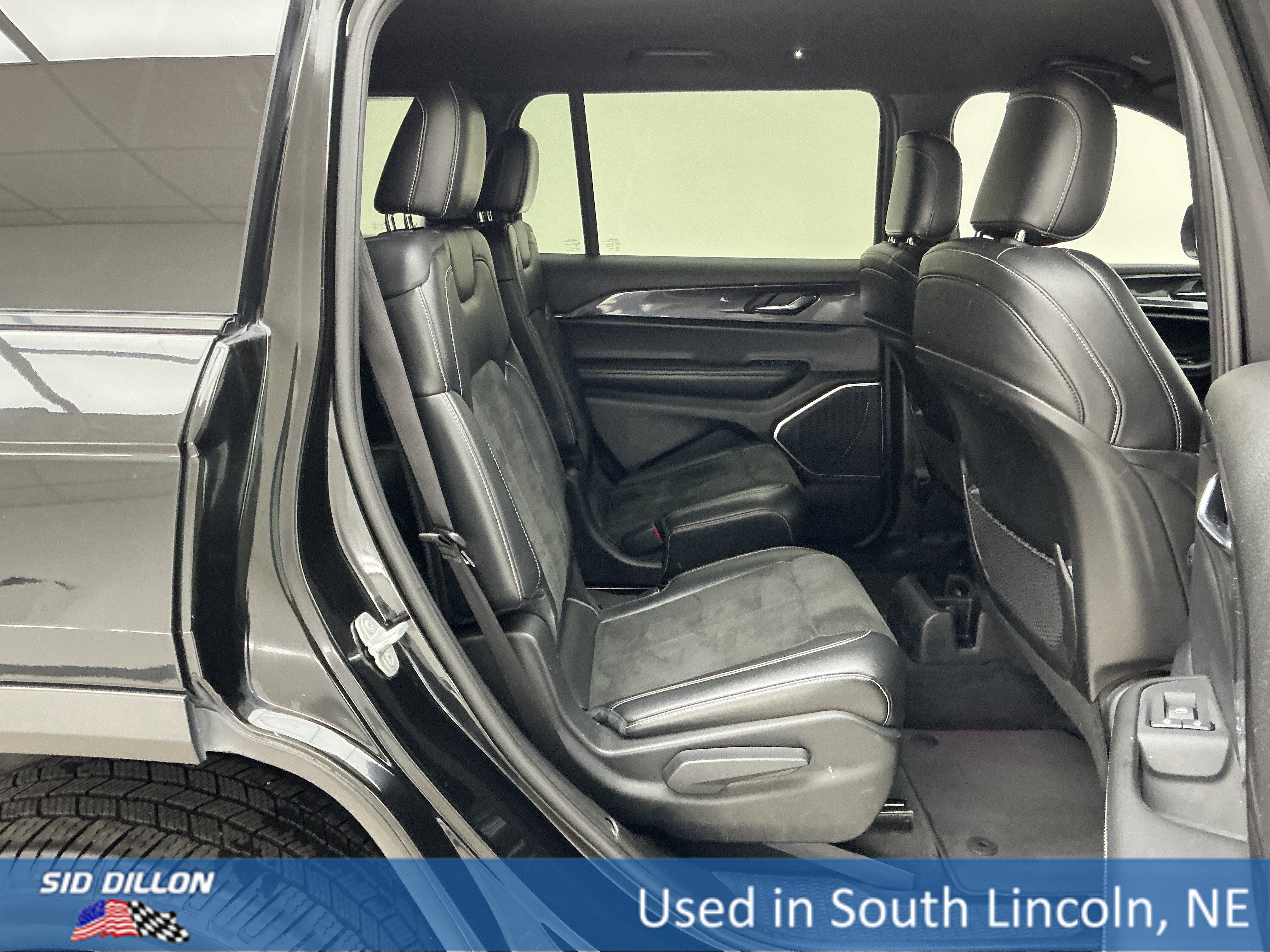 Used 2021 Diamond Black Crystal Pearlcoat Jeep Altitude image 23