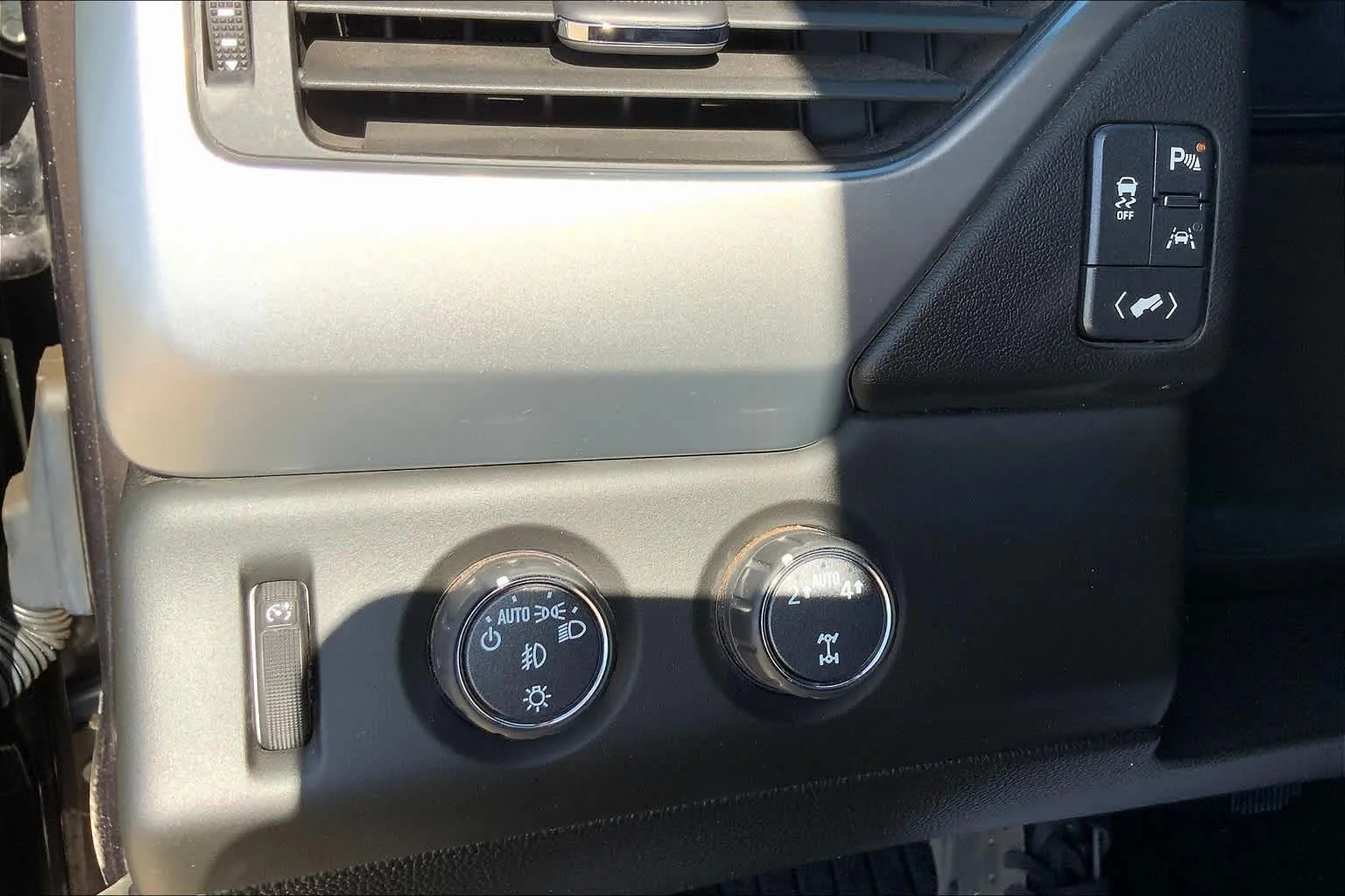 Used 2018 TUNGSTEN METALLIC Chevrolet LT image 31