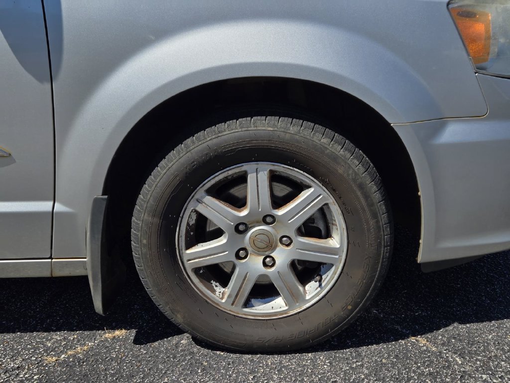 Used 2011 Silver Chrysler Touring image 2