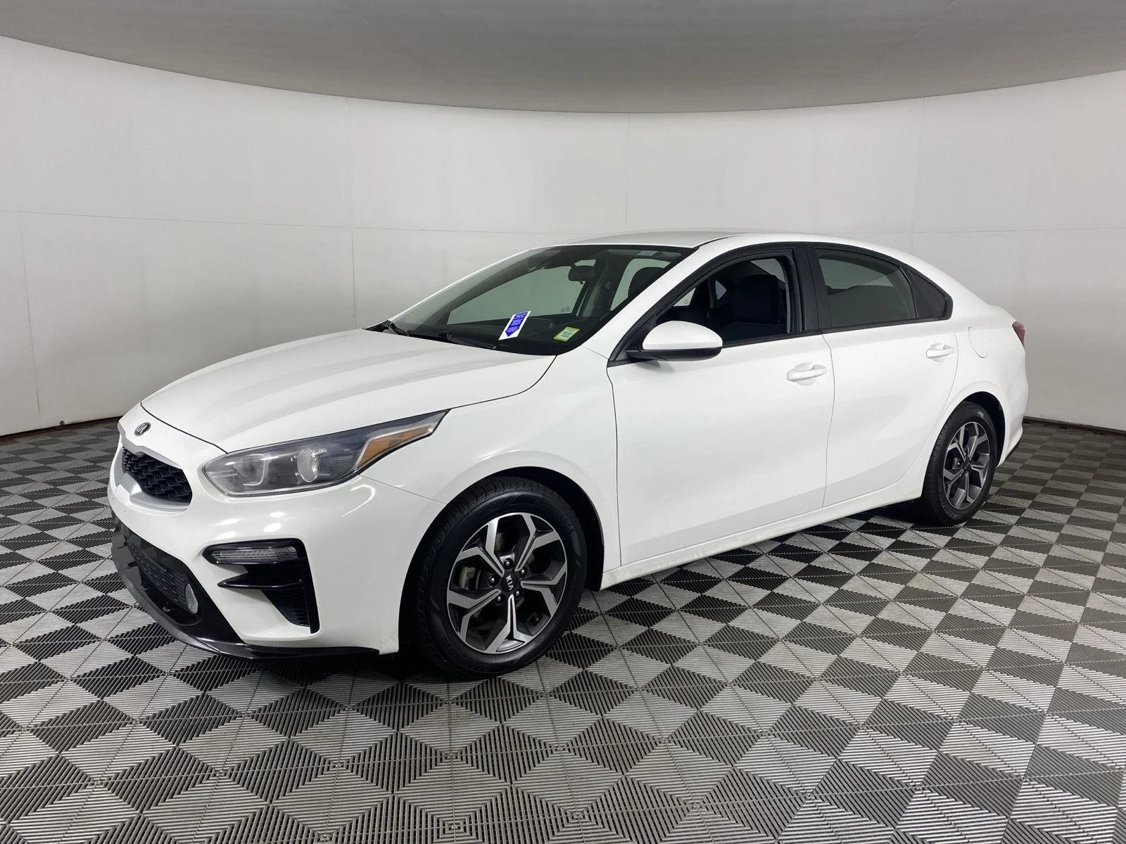 Used 2020 Clear White Kia LXS image 3