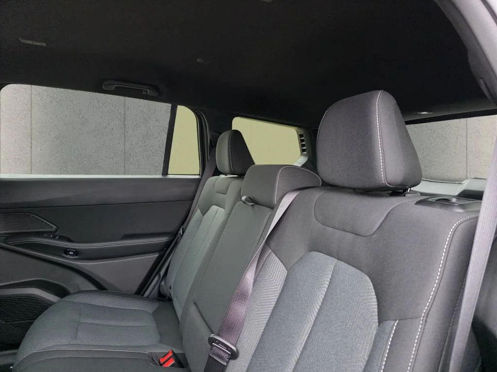 New 2026 Diamond Black Crystal Pearl-Coat Exterior Paint Jeep Laredo image 8