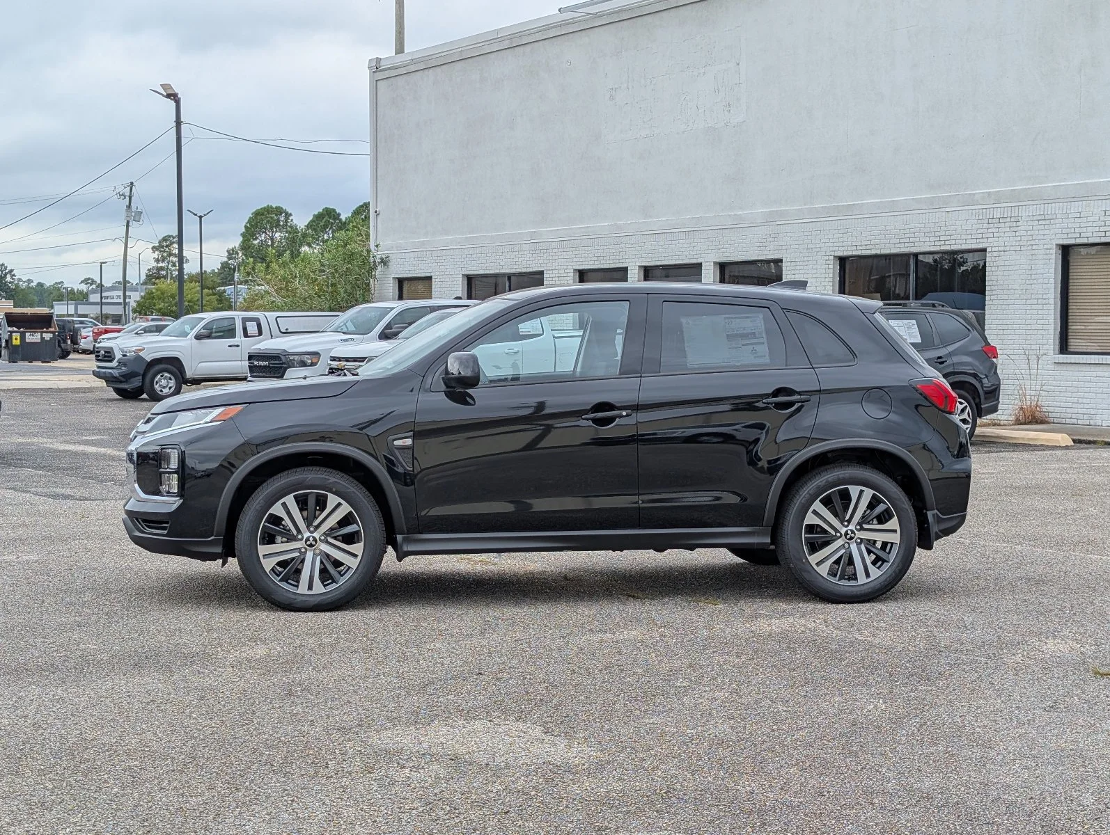 New 2027 Black Mitsubishi 2.0 ES image 2