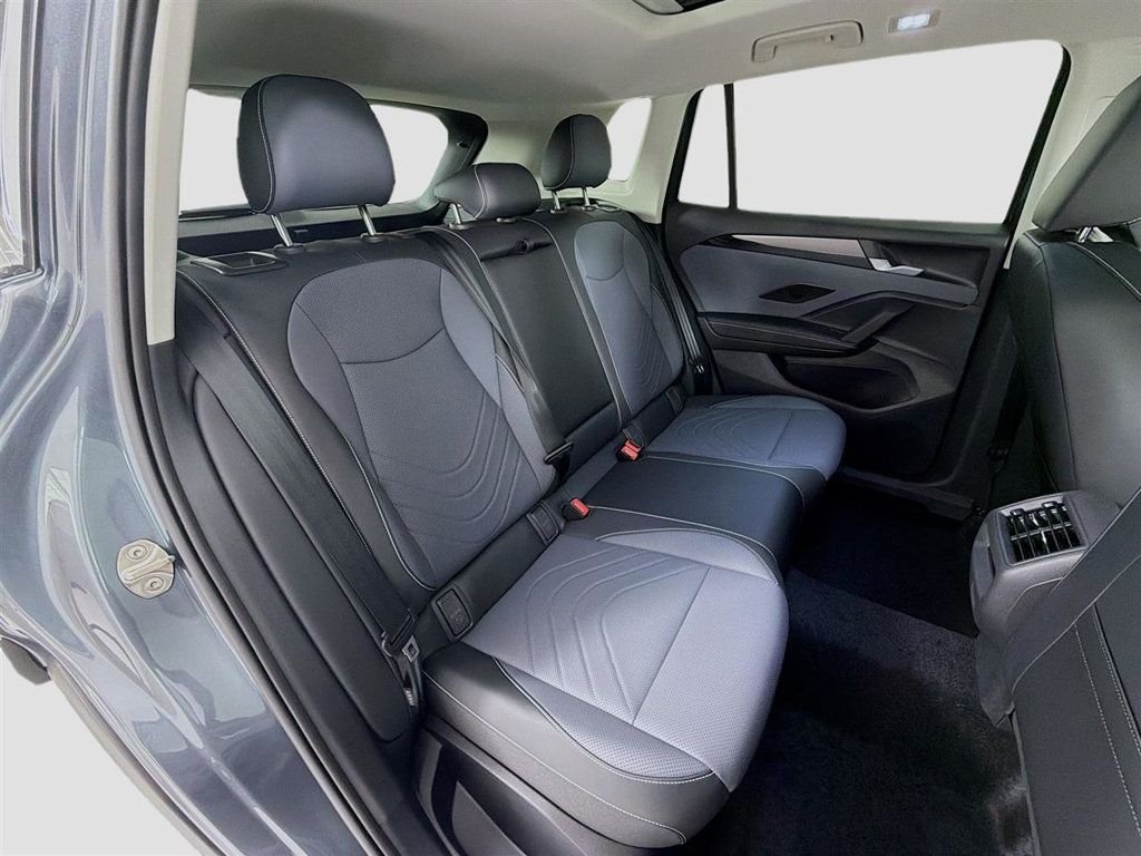 New 2026 Platinum Gray Metallic Volkswagen 2.0T SE 4MOTION image 29