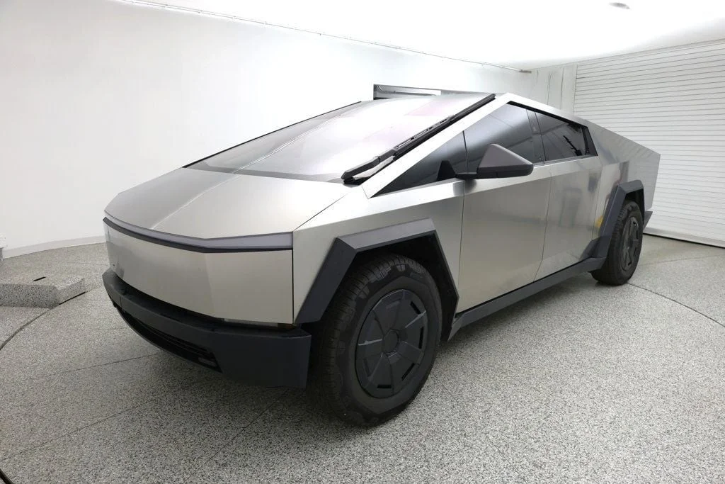 2024 Tesla Cybertruck's photo