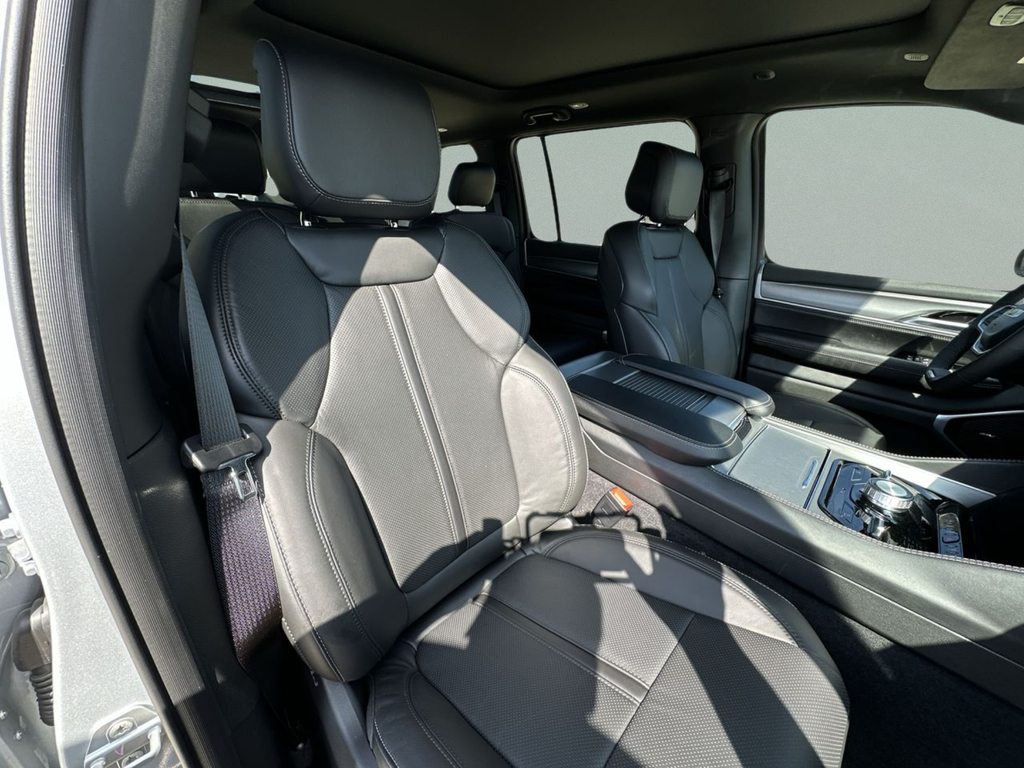 New 2026 Silver-Zynith Exterior Paint Jeep Upland image 38