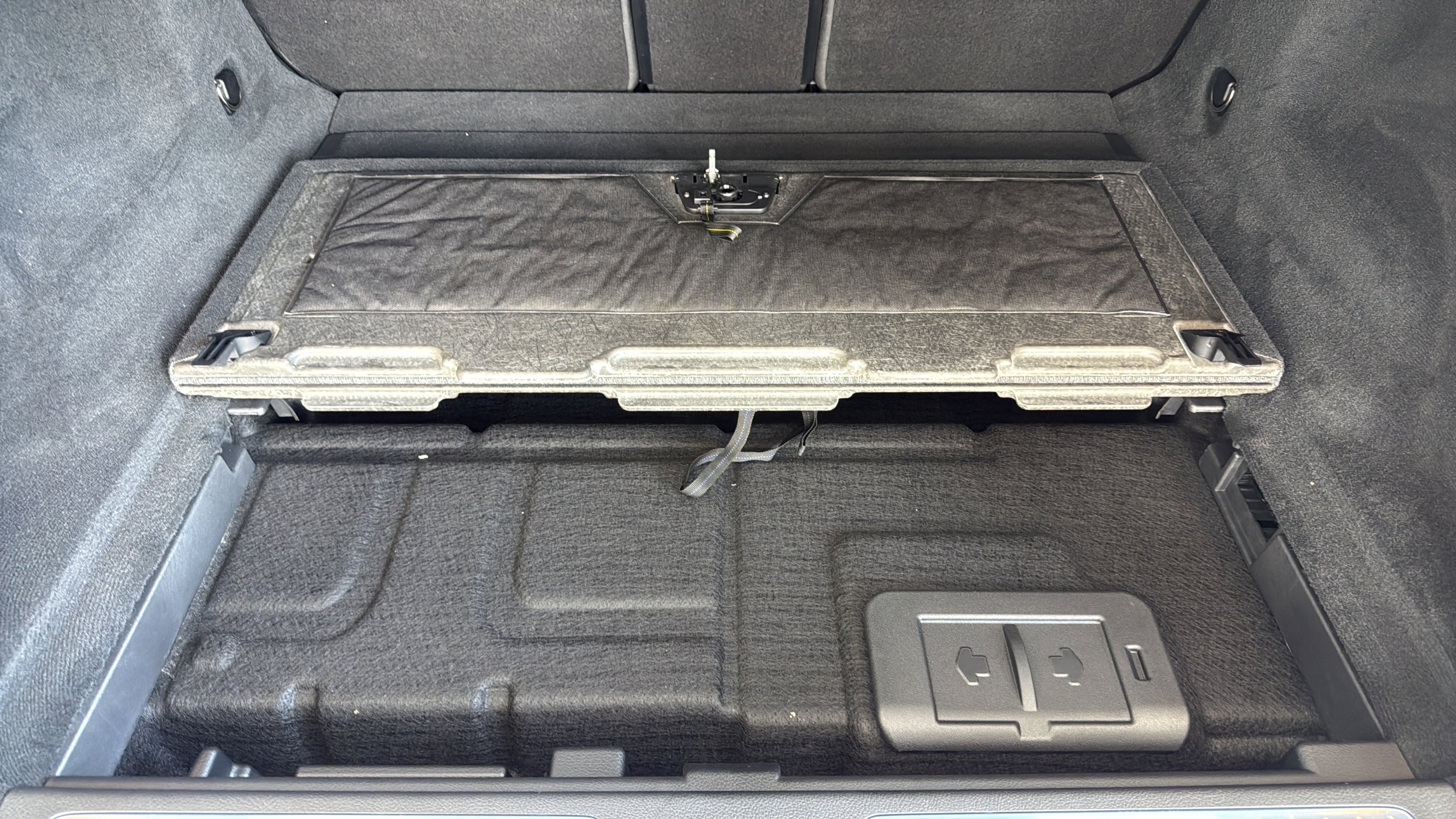 Certified Used 2026 MANUFAKTUR Moonlight White Metallic Mercedes-Benz AMG® EQE image 9