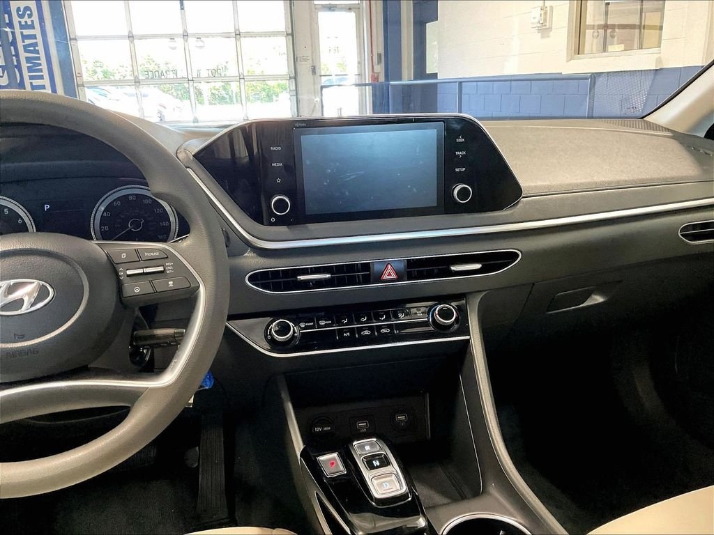 Used 2023 Silver Hyundai SE image 18