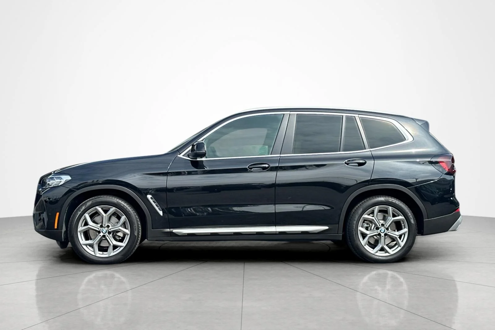 Used 2023 Black Sapphire Metallic BMW sDrive30i image 2