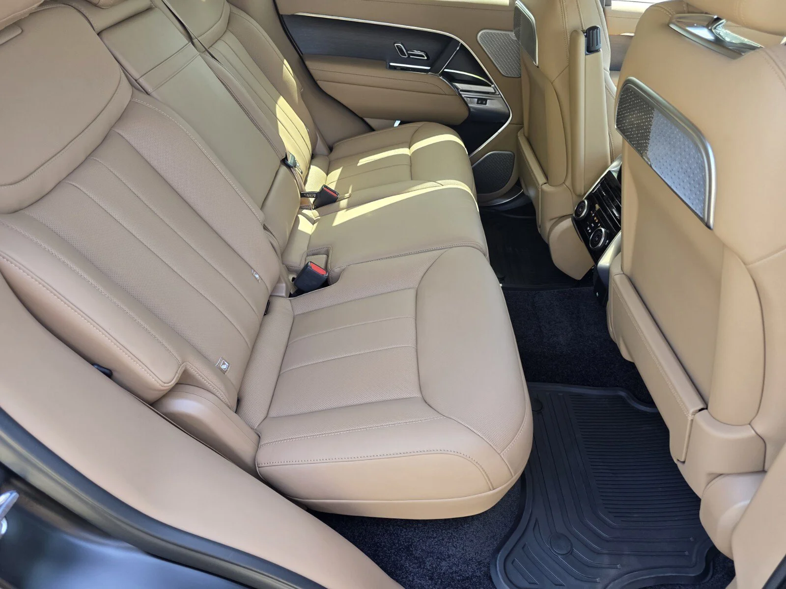New 2026 Obsidian Black SV Bespoke Ultra Metallic Satin Land Rover P530 Autobiography image 5